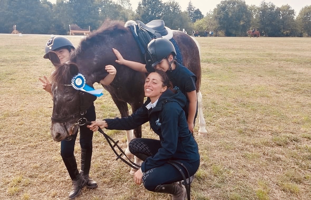 Istruttrice e allieve con il pony premiato